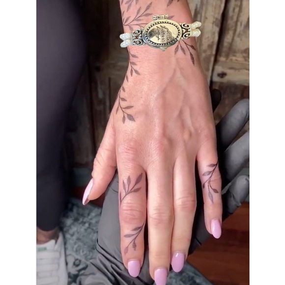 Live Love Laugh Inspirational Pearl Bracelet Watch New Battery Ready To Wear - Picture 2 of 4